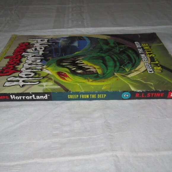 R.L. Stine Goosebumps Horrorland CREEP FROM THE DEEP Chapter Kids Book (#2) - Picture 2 of 4